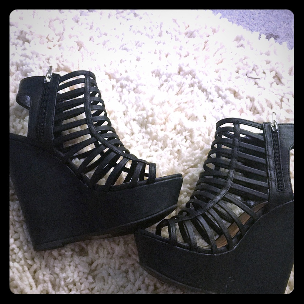 Black wedges